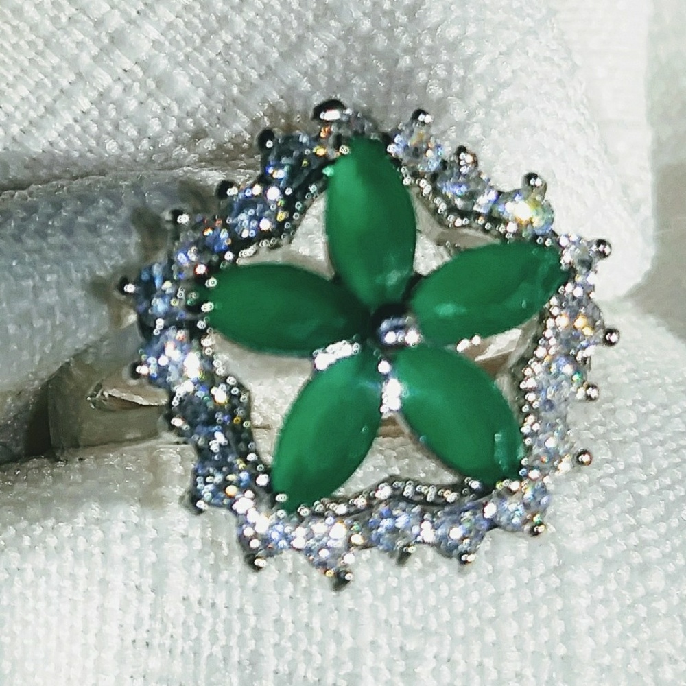 Emerald and white topaz ring